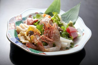 彩り鮮やかな旬の味を楽しめる『季節の刺身いろいろ盛合わせ』