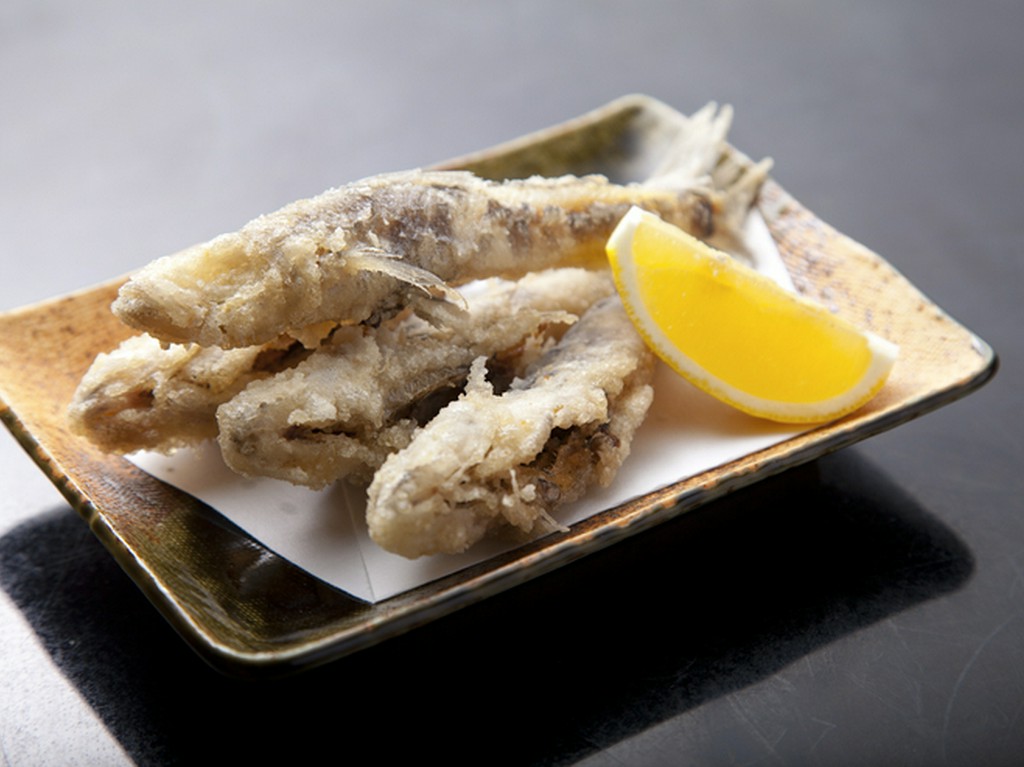 カラッと揚げた衣の歯応えが絶妙な『目ひかり』