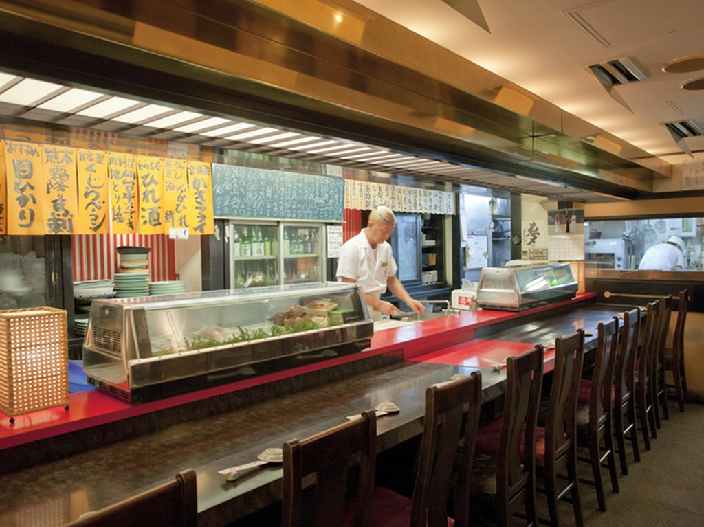 旬の魚介など多彩なメニューが店内にずらり