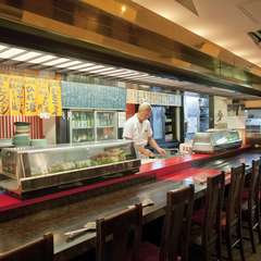 旬の魚介など多彩なメニューが店内にずらり