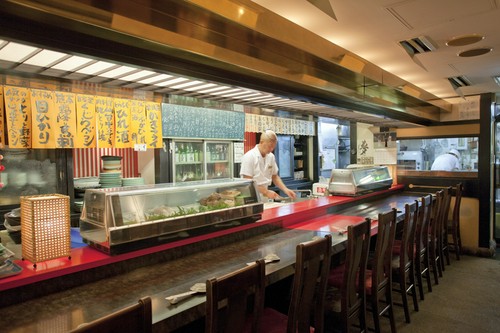 旬の魚介など多彩なメニューが店内にずらり