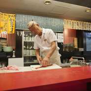 カウンター奥では店主自ら腕をふるって料理を提供