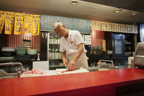 カウンター奥では店主自ら腕をふるって料理を提供