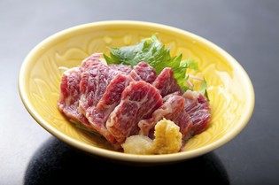 熊本から取り寄せた良質な肉を使用した『馬刺し』
