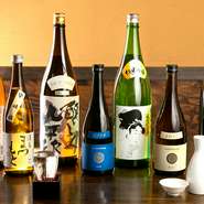 全国の地酒は「フルーティーな香り・デリケートな甘味・すっきりした飲み口・豊かな旨味」の4つを基準に、店主が本当に納得した銘柄だけを揃えています。丁寧にアテンドしてくれるのもうれしいポイントです。