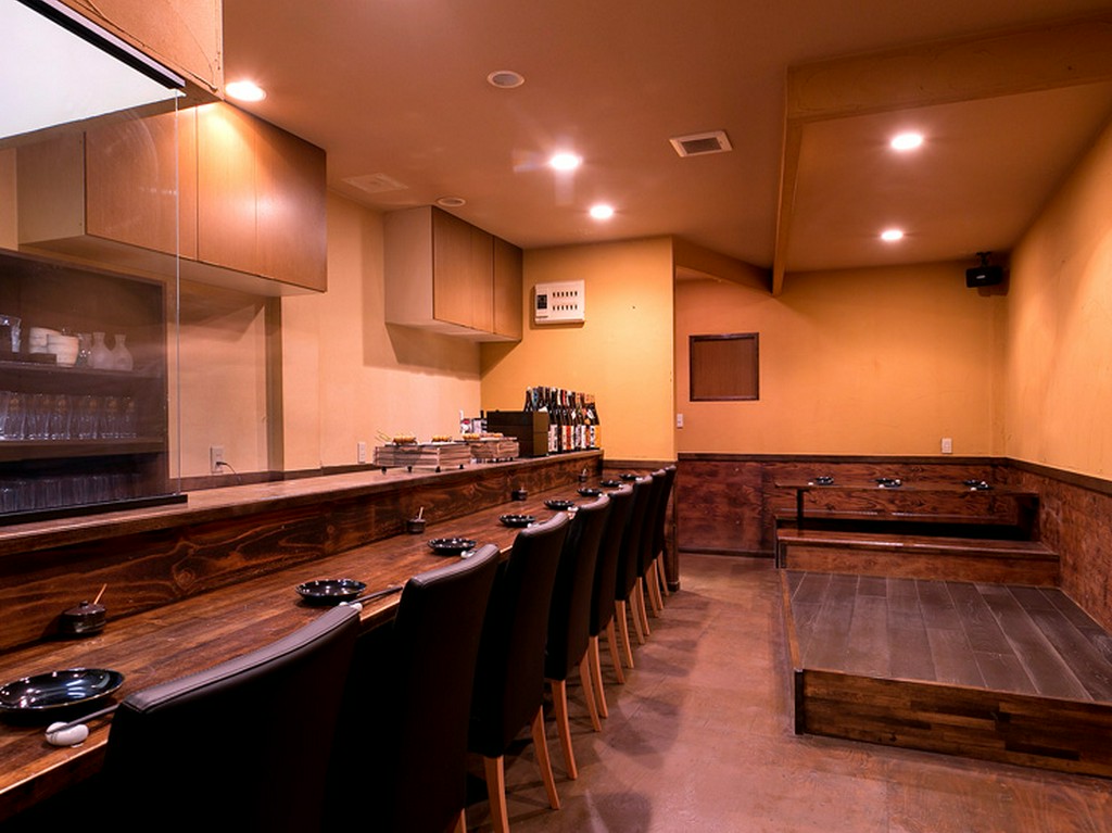 18席だけの小さくてシンプルなお店です