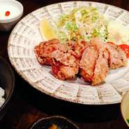 素材の味をいかした唐揚げが５個！（５０円引きで揚げ物の量を減らせます。）
ご飯【大盛り・お替り無料】、鶏スープ、サラダ、漬物付き。