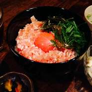 ランチ限定！ 新鮮な鶏ささみのユッケ丼！（辛味抜きもできます。)
ご飯【大盛り無料】、鶏スープ、サラダ、漬物付き。
