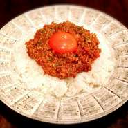 自家製鶏スープで煮込みました！
ご飯【大盛り無料】、鶏スープ、サラダ、漬物付き。