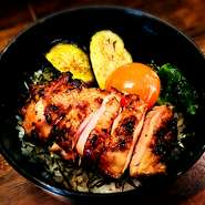 ご飯【大盛り無料】、鶏スープ、サラダ、漬物付き。