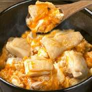 こだわり赤玉子と『匠の大山鶏』を使用した親子丼！
ご飯【大盛り無料】、鶏スープ、サラダ、漬物付き。