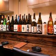 店主こだわりの日本酒は試飲サービスが行われるときも。おちょこで少しずつ、いろいろな銘柄の日本酒を試して、飲み比べをすることも可能です。ぜひお気に入りの銘柄を探してみてはいかがでしょう？