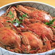 【味処　俵】では、「延岡産渡り蟹」や「天然あゆ」など、その時期の旬の天然ものを中心に食材選びをします。本物の味をお楽しみください。
