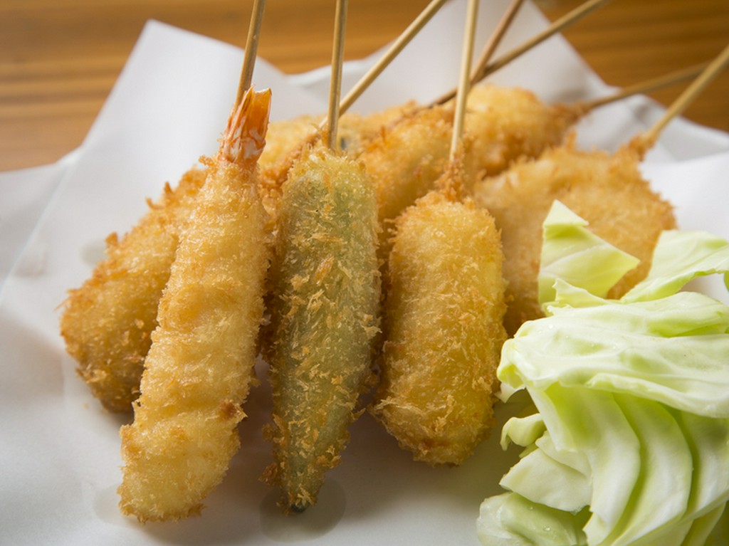 衣に特徴のある『串揚げ盛り合わせ』（3本くらいからお好みで）