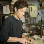 料理の味に加え、「いらっしゃいませ」というより「おかえり」という感覚でくつろげる店づくりも大切にしています。お客様とスタッフの距離感が近い接客を心がけていますね。