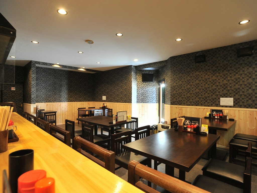 黒をベースにしたシックな印象の店内