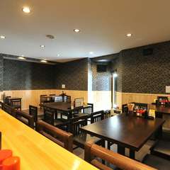 黒をベースにしたシックな印象の店内