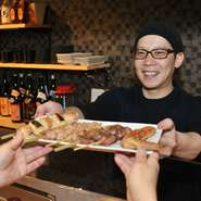 親切、丁寧な対応をモットーとしていますが、フレンドリーなお客様にはフランクな会話で盛り上げてくれるのも【松匠】の魅力。気さくで飾らない人柄の大将との会話や、ざっくばらんな雰囲気を楽しんで。