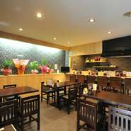 ヘルシーな焼鳥、フルーティで人気の梅酒、きれいで落ち着いた雰囲気の店内と、女性に嬉しいポイントがいっぱい。賑やかな女子会はもちろん、デートや気を張らない普段使いにも利用しやすいお店です。