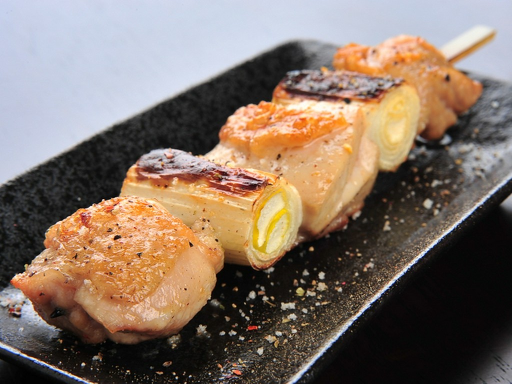 肉本来の甘みと柔らかさを堪能できる『ネギマ』（塩・タレ）