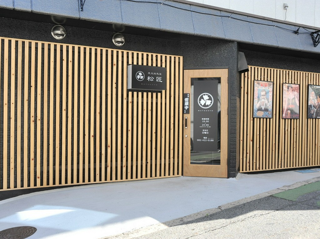 気分が上がる、ビールのポスター3枚がお出迎え