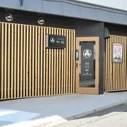 西条駅より徒歩4分。【松匠】は、黒と木のコントラストが印象的なシンプル＆スタイリッシュなお店です。