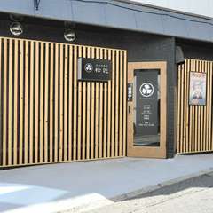 気分が上がる、ビールのポスター3枚がお出迎え