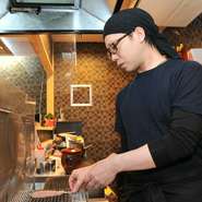 鶏本来の甘みや旨味を引き出すためのスパイス塩を独自に開発。各地からハーブなどの材料を集め、試行錯誤の末に生み出したレシピです。タレはあっさりと絶妙な甘さに調整したものを使用しています。