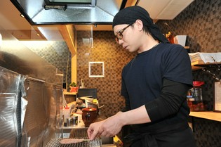 鶏の甘みとうまみを引き出せるよう、塩とタレにこだわりました