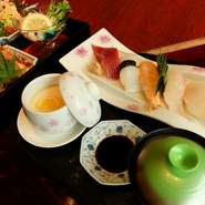おまかせ寿司が6貫入った贅沢御膳。お味噌汁、茶碗蒸しやお惣菜も。
