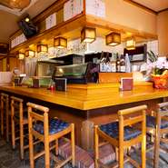 カウンター席は、店主の熟練した技を眺めたり会話を楽しめる特等席。ひとりでも気軽に利用ができるので、多くの常連さんが足しげく通うのも納得です。ゆったりとくつろげる、普段使いにおすすめのお店です。