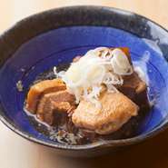 ていねいに、じっくりと煮込んだ「角煮」は、やわらかく口の中でとろけるような美味しさ。