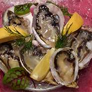塩田跡の養殖池でしかなせない、クセがなく芳醇でマイルド。「広島プレミアムトップかき」に選ばれました。 蒲刈の藻塩とレモン、オリーブオイルで！
