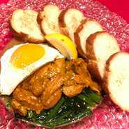 広島鉄板焼き名物。県外の方にはもちろん、地元の方にも愛されるメニューです！
当店では半熟目玉焼きと混ぜバケットに載せてどうそ！