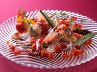 新鮮な魚介類をイタリアンの基調であるトマトソースで仕上げた一品。色とりどりの野菜も花を添えます。