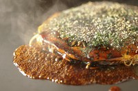 こだわりの極細麺を使用。
麺はパリパリで女性にも人気の蓮のお好み焼き。
