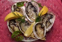 大崎上島の塩田跡で熟成させた牡蠣「クレールオイスター 塩田熟成牡蠣 」
「広島プレミアムトップかき」に選ばれた生で安心して 食べれます。
（フランスでは、塩田跡のことをクレールとも呼ばれています。） 
