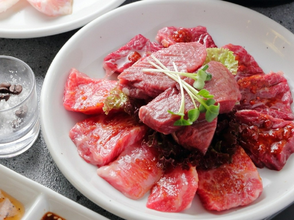 大きいボックスで仕入れた厳選食材を店主自らがカット