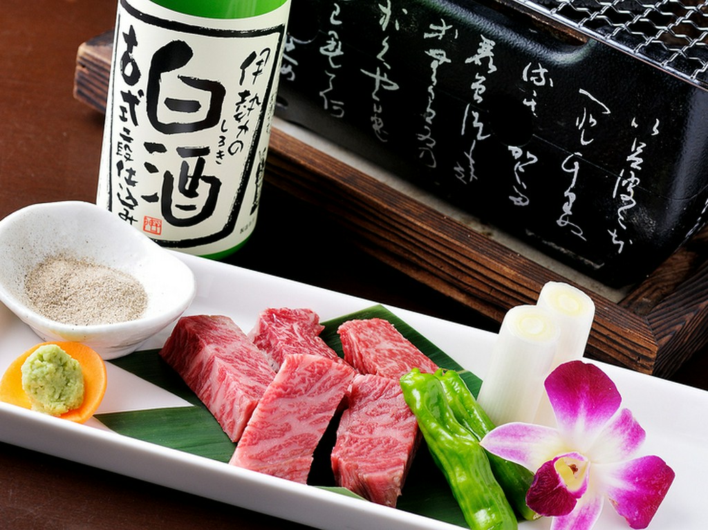 やわらかく深い味わいを楽しめる『松坂牛の炭火焼きタタキ』