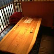 木を基調とした内装が、温もりを感じさせる店内。個室やお座敷で、足を伸ばしながらくつろげます。家族や親しい友人同士の食事はもちろん、記念日や接待など幅広いシーンに利用してはいかが。