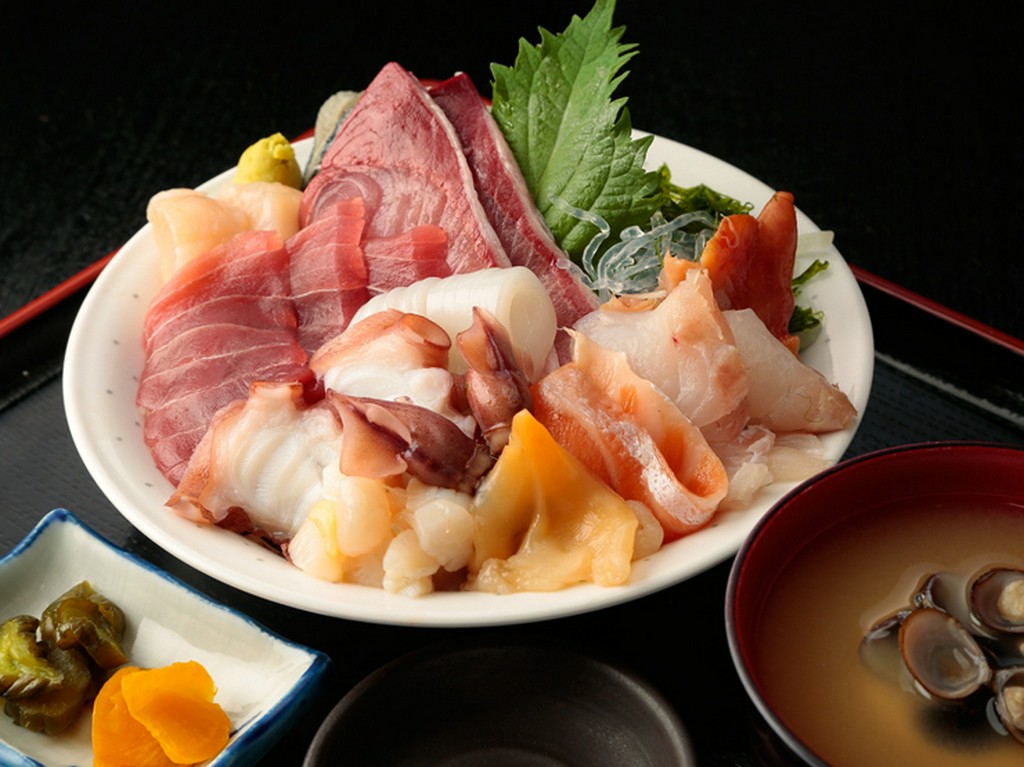 旬の刺身がたっぷり載った『海鮮丼』は、ランチにオススメです