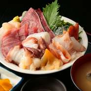 マグロを始め、春の青柳、カツオなど旬の刺身を載せた『海鮮丼』はリッチな一品。3時までのランチでは、780円で提供し大人気です。夜はさらに白身なども載せた『特製海鮮丼』（1500円）が登場します。