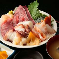 旬の刺身がたっぷり載った『海鮮丼』は、ランチにオススメです
