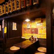 テーブル席3席とカウンター席で全部で20人でいっぱいになるお店です。店全体を眺めながら調理。お客さまと過ごす時間を大切に、アットホームな店作りを心がけています。