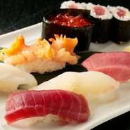 一歩店に入ると、店内中、料理のメニューが貼られています。刺身もあれば焼き魚、揚げ物、定食に丼物などバリエーションが豊富です。20種類以上ある『本日の刺身』、10種類近くの『本日の肴』もオススメです。