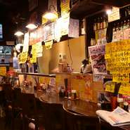 その日のオススメなど、店主との会話が楽しめるカウンター席は常連客にも人気の席です。