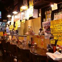 店主との会話も楽しめるカウンターも人気