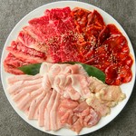 当店人気のお肉8種をたっぷり盛りつけた旨さ最強な豪快な一皿
神戸牛カルビ、ロース、ハラミ、タン味噌、トントロ、豚カルビ、本日のホルモン、とり