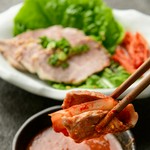 豚の腹部分の肉。特製の酢味噌でお召し上がり下さい。