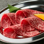 牛肉の中でも最も脂肪が少ないとされている部位。脂が少ないため淡泊だがその分カロリーも低くヘルシーなのが特徴です。